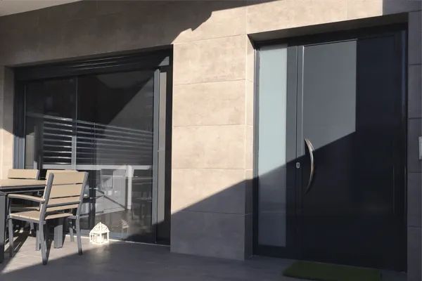 Puerta entrada - CM Pamplona · Empresa de carpintería metálica en Pamplona y Navarra