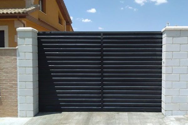 Puerta metálica - CM Pamplona · Empresa de carpintería metálica en Pamplona y Navarra