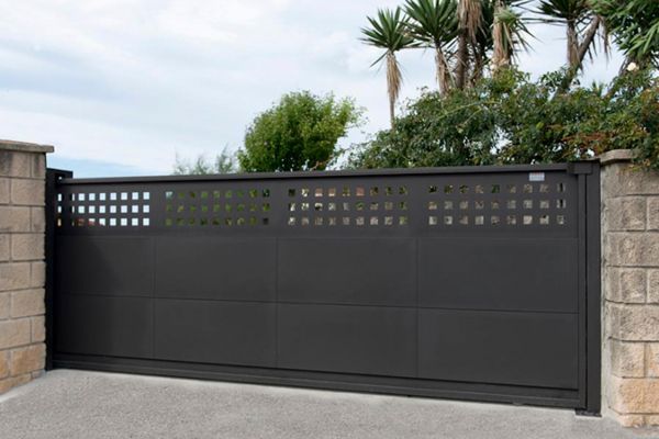 Puerta metálica exterior - CM Pamplona · Empresa de carpintería metálica en Pamplona y Navarra