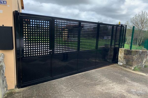 Puertas metálicas - CM Pamplona · Empresa de carpintería metálica en Pamplona y Navarra Puertas metálicas - CM Pamplona · Empresa de carpintería metálica en Pamplona y Navarra