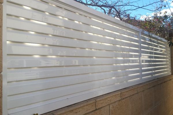 Valla metálica blanca - CM Pamplona · Empresa de carpintería metálica en Pamplona y Navarra